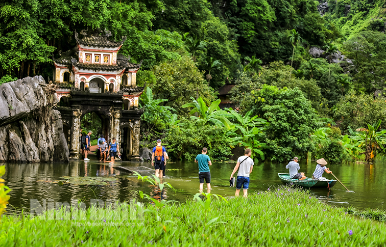 Visitors in Bich Dong pagoda.