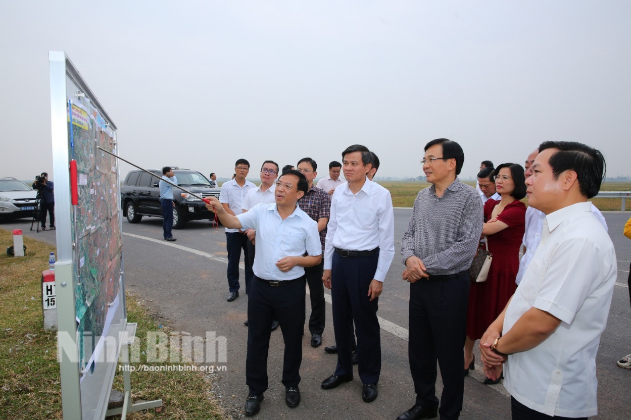 Governments delegation works with Ninh Binhs leaders