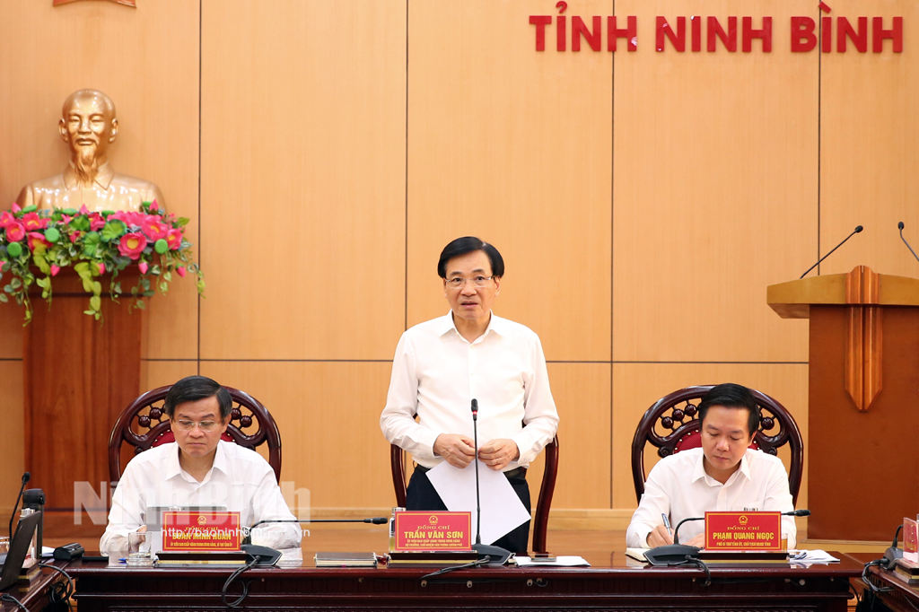 Governments delegation works with Ninh Binhs leaders