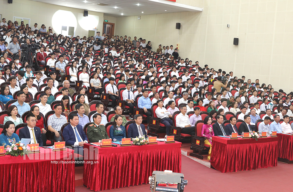 Ninh Binh honours outstanding students athletes