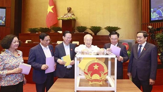 Legislators cast secret ballots in the vote of confidence on the 44 persons holding the positions elected or approved by the National Assembly (NA) on October 25 morning, part of the ongoing sixth session of the 15th NA.