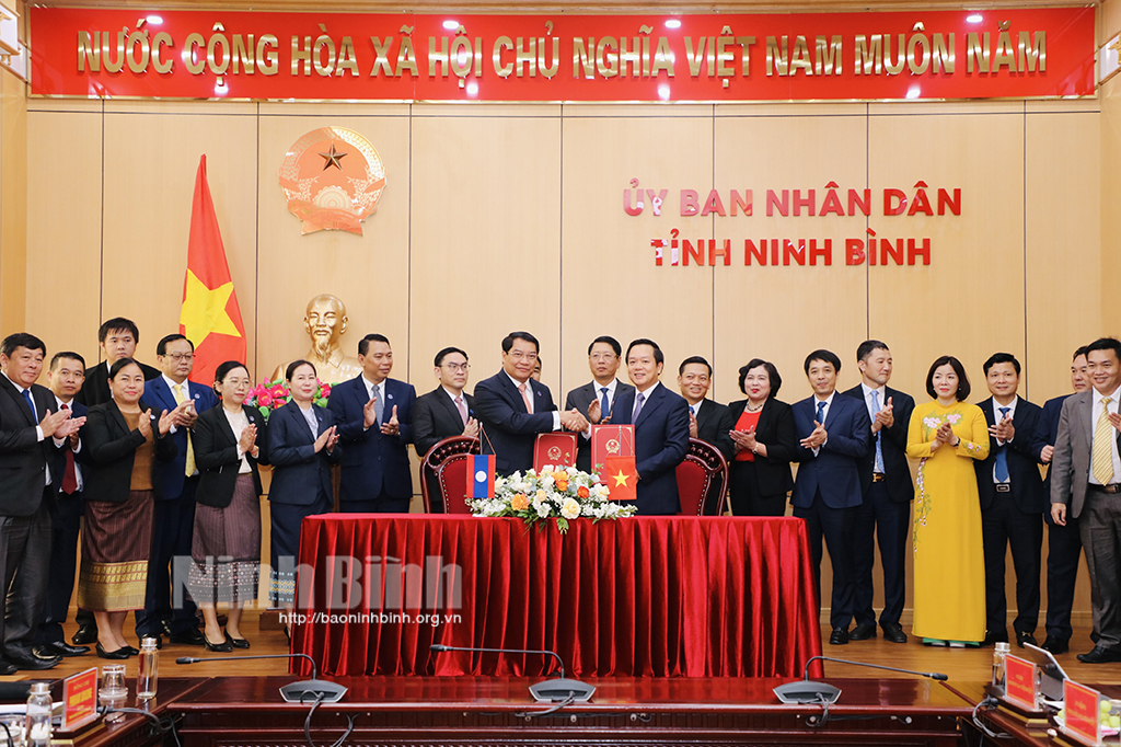 Mayor of Vientiane Athsaphangthong Siphandonne and Chairman of the Ninh Binh provincial People's Committee Pham Quang Ngoc signed the MoU.
