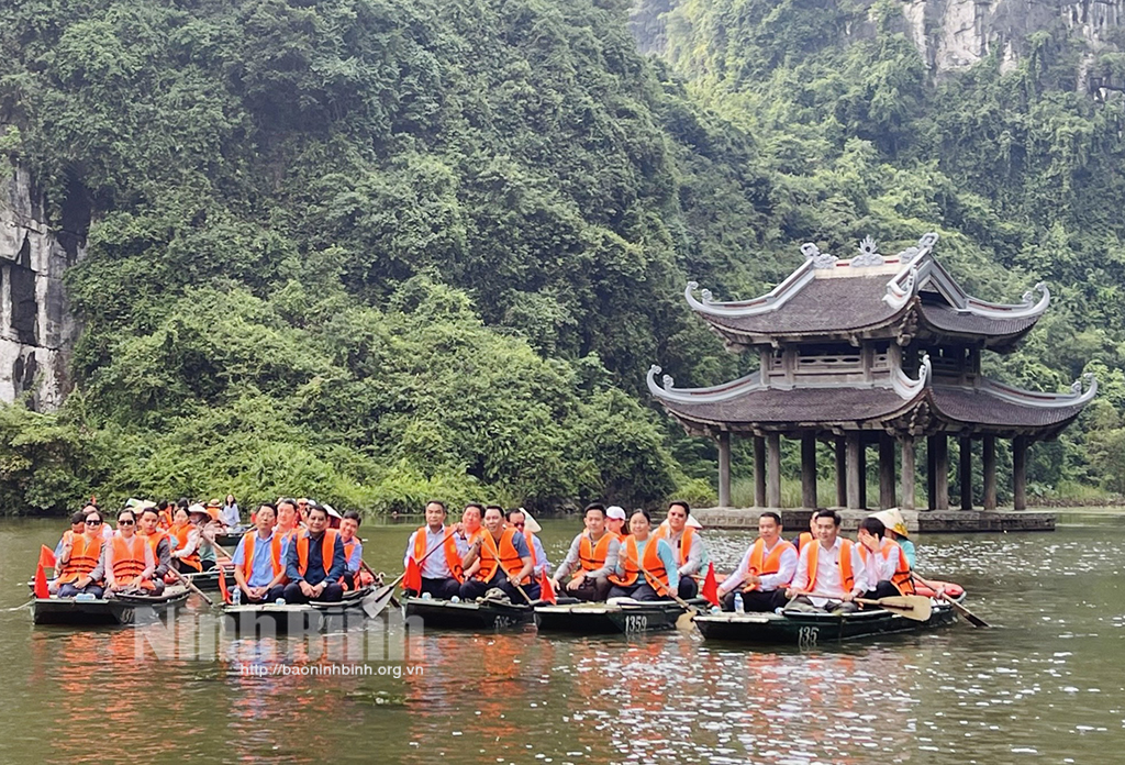 Delegation visits Trang An ecological site.