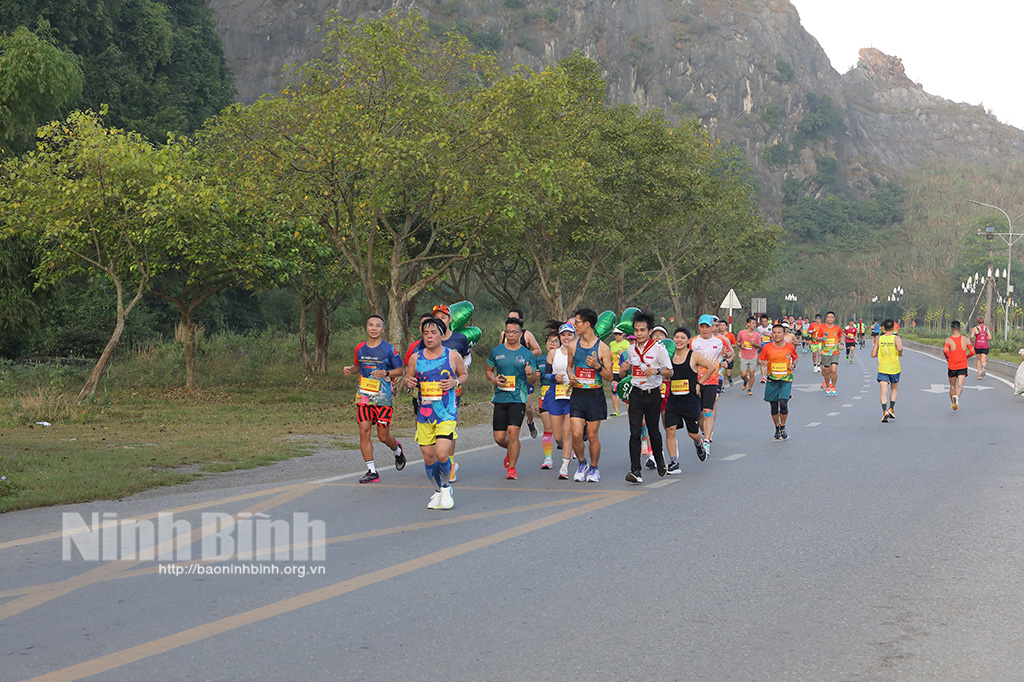 Athletes run through Trang An Wharf.