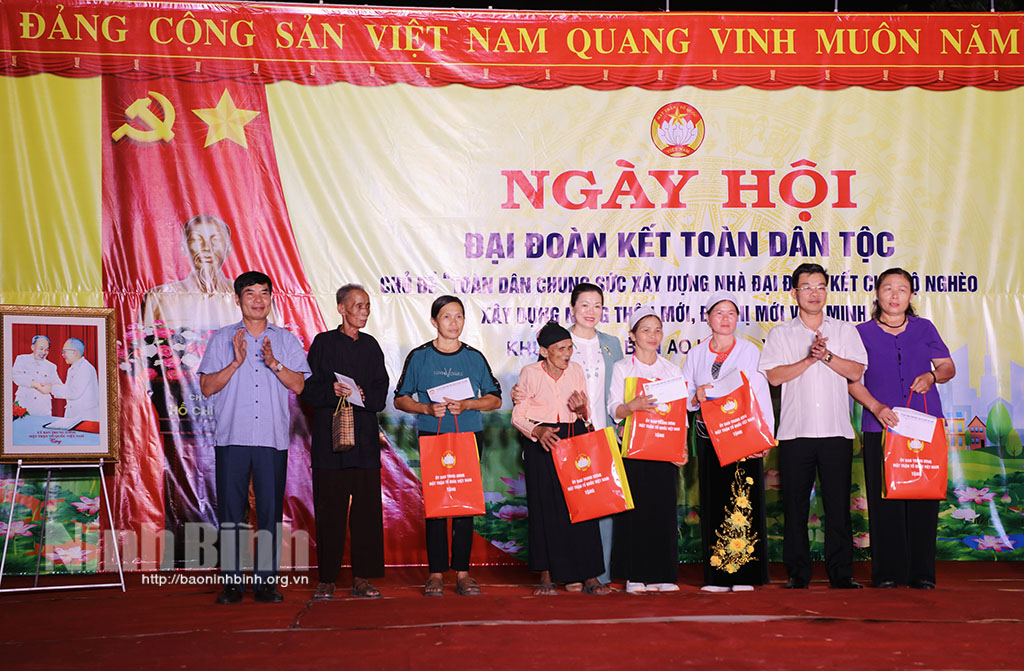 Vice President of the Vietnam Fatherland Front (VFF) Central Committee Truong Thi Ngoc Anh presents gifts to residents of Ao Luon village.