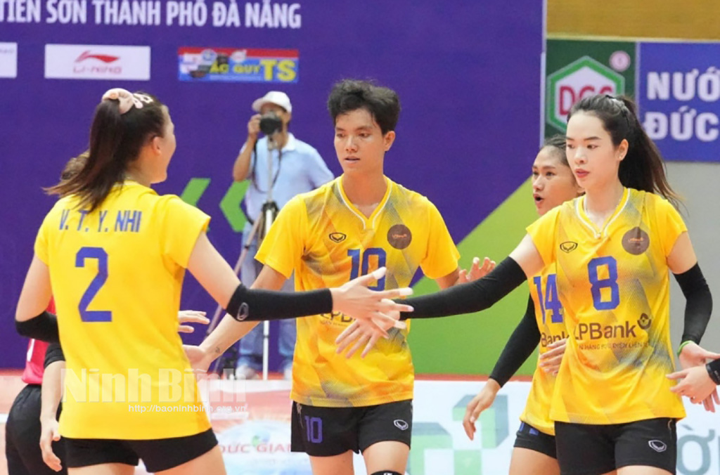 Bich Tuyen (number 10) and her team in the match Thanh Hoa Long Son Cement. with