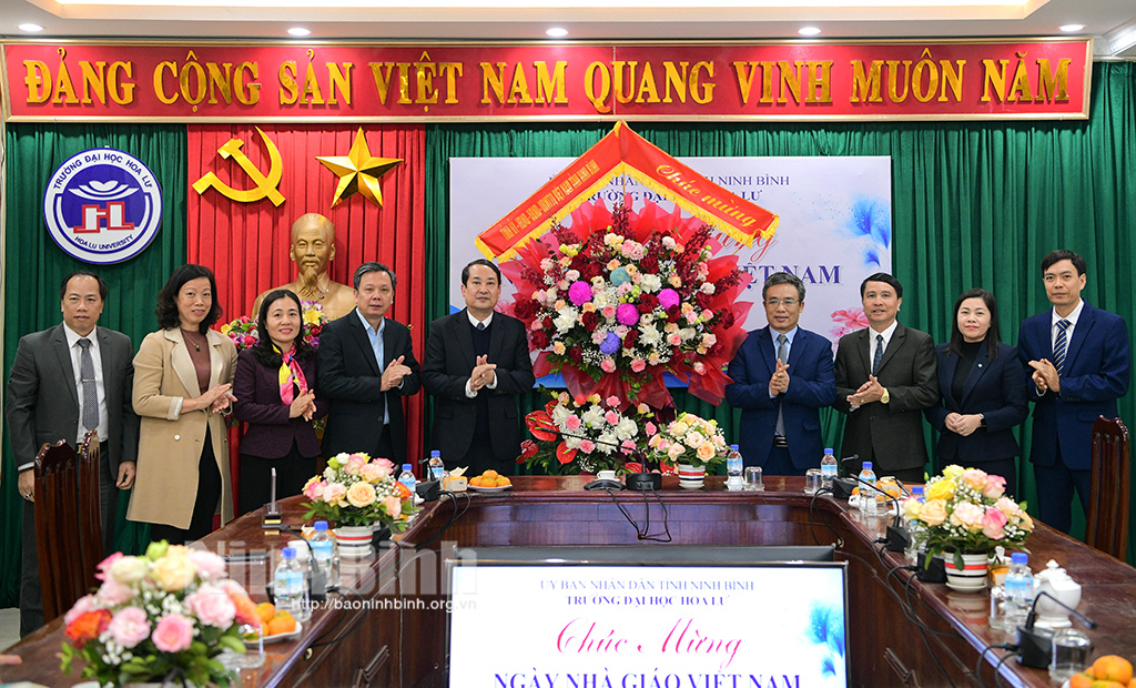 Ninh Binhs provincial leaders offer congratulations on Vietnamese Teachers Day