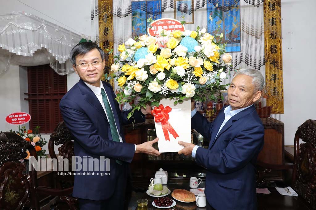 Ninh Binhs provincial leaders offer congratulations on Vietnamese Teachers Day