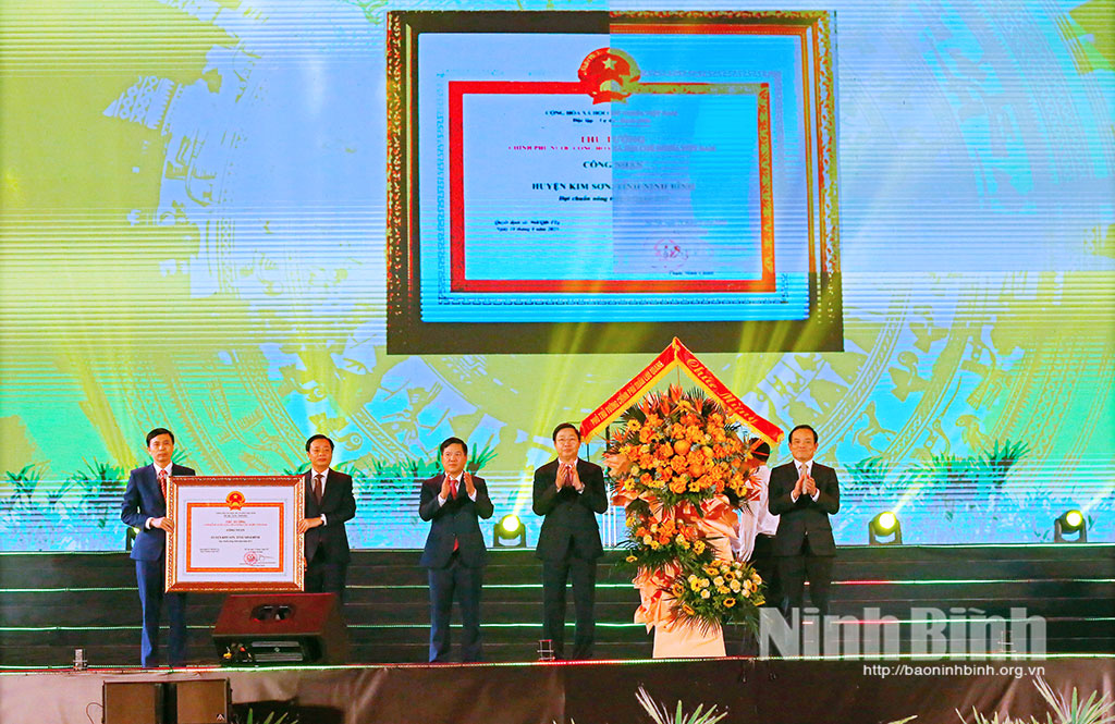 Deputy PM Tran Luu Quang hands over a certificate to recognize Kim Son district meeting criteria of a new-style rural area.
