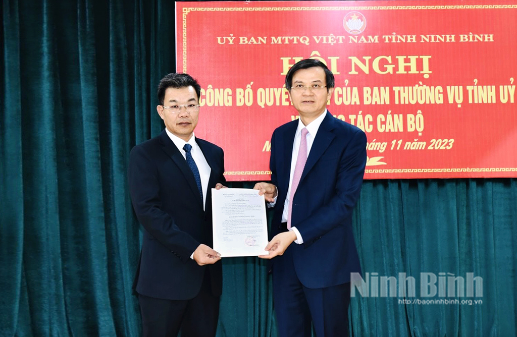 Secretary of the Ninh Binh provincial Party Committee Doan Minh Huan hands over decision of appointing President of the provincial Vietnam Fatherland Front Committee in the 2019-2024 term.