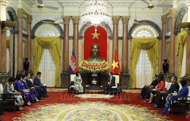 President Vo Van Thuong (R) receives President of the Cambodian National Assembly (NA) Samdech Khuon Sudary. (Photo: VNA)