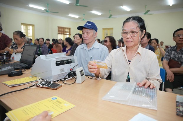 Chi trả lương hưu, trợ cấp bảo hiểm xã hội cho người lao động. (Ảnh: PV/Vietnam+)