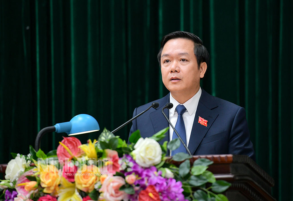 Chairman of Ninh Binh provincial people's committee Pham Quang Ngoc reports socio-economic situation in 2023.