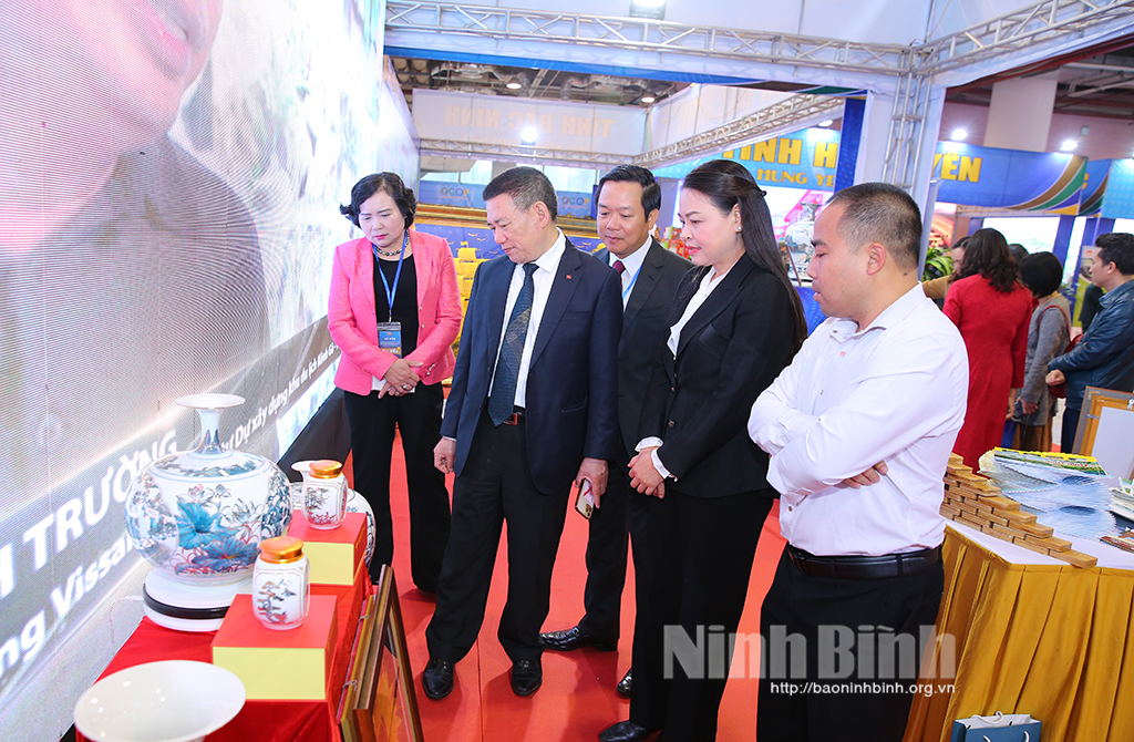 Ninh Binh attends art photo exhibition highlights beauty of Red River Delta
