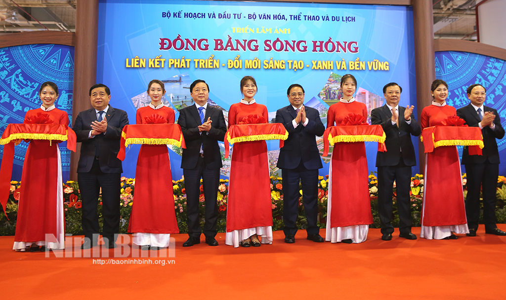 The ribbon cutting ceremony for the opening of the exhibition.