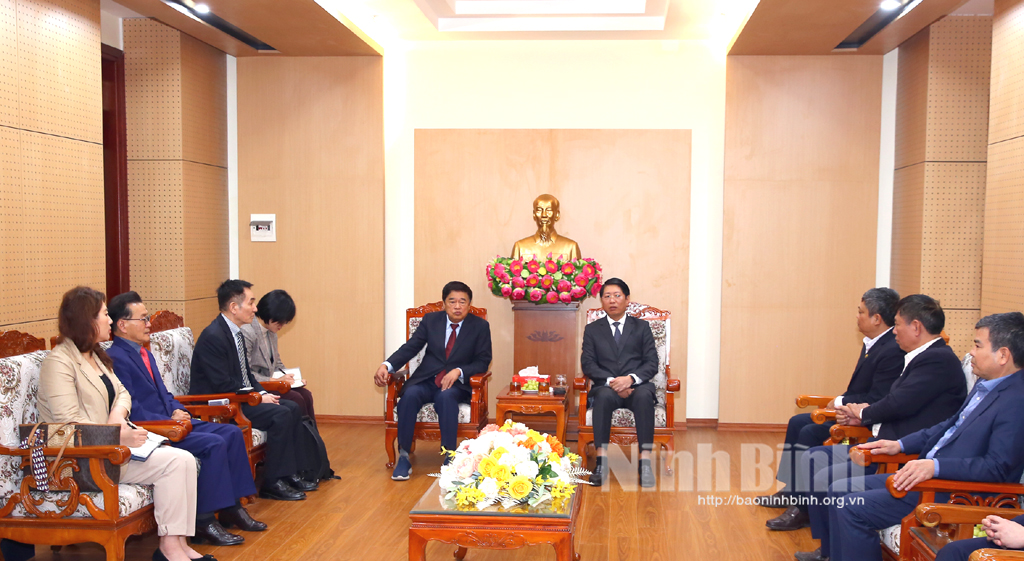 Vice Chairman of the Ninh Binh Provincial People's Committee Tran Song Tung worked with the delegation.
