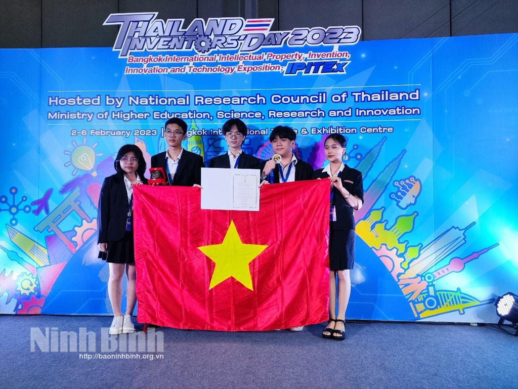 Ninh Binh's students win gold medals at IPITEx.