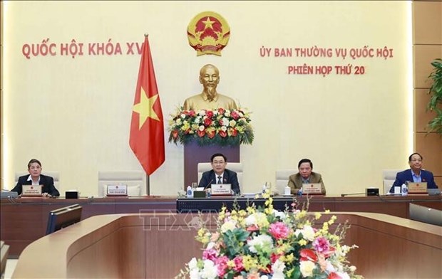 NA Chairman Vuong Dinh Hue (second from left) delivers the closing remarks of the NA Standing Committee's 20th session on February 15. (Photo: VNA)