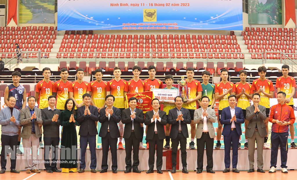 Local leaders and General Secretary of the Vietnam Volleyball Federation hand over prizes to the Ninh Binh LienVietPostBank.