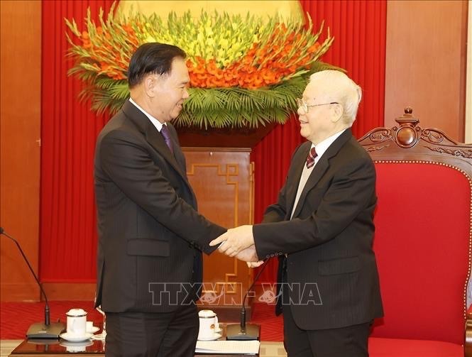Party General Secretary Nguyen Phu Trong (R) receives Chief of Office of the Lao People's Revolutionary Party (LPRP) Central Committee Thongsalith Mangnomek (Photo: VNA)