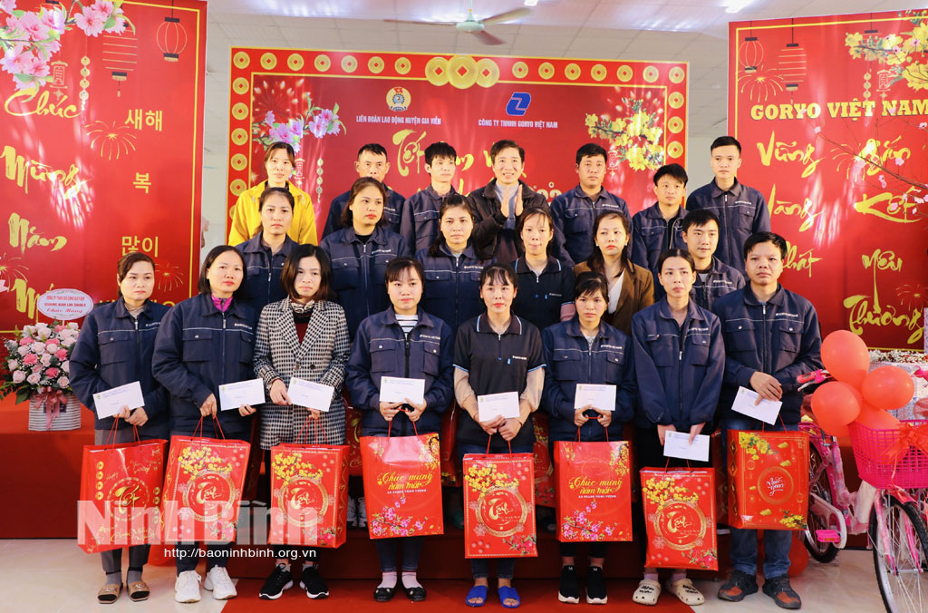 Presenting Tet gifts to underprivileged workers.