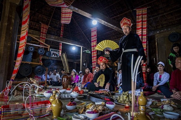 A Thay Mo, or shaman, is practicing the Mo Muong ritual.(Photo: VNA)