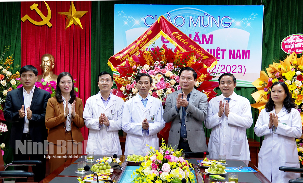 Ninh Binhs leaders congratulates medical workers on Vietnameser Doctors Day