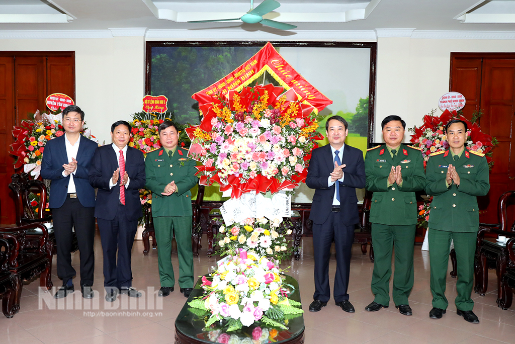 Deputy Secretary of the Ninh Binh Provincial Party Committee Mai Van Tuat congratulates medical workers and employees of the Military Hospital 5.