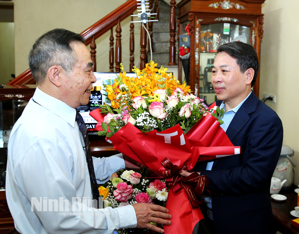 Ninh Binhs leaders congratulates medical workers on Vietnameser Doctors Day