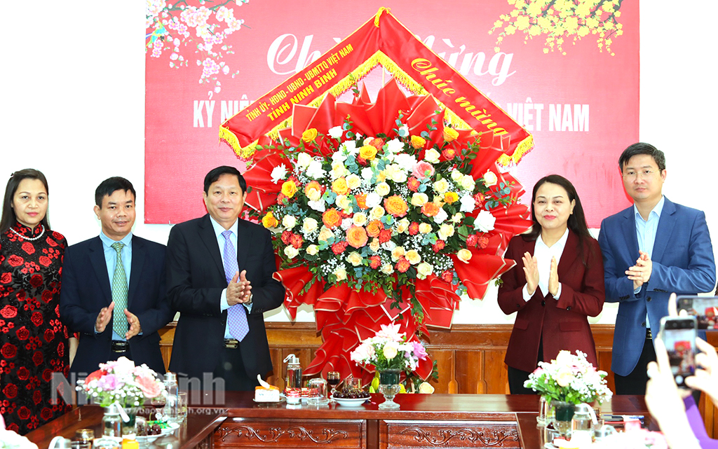 Secretary of the Ninh Binh Provincial Party Committee Nguyen Thi Thu Ha presents flowers to officials and employees of the Department of Health.