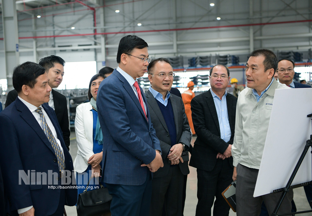 The delegation learned about the factory's situation.