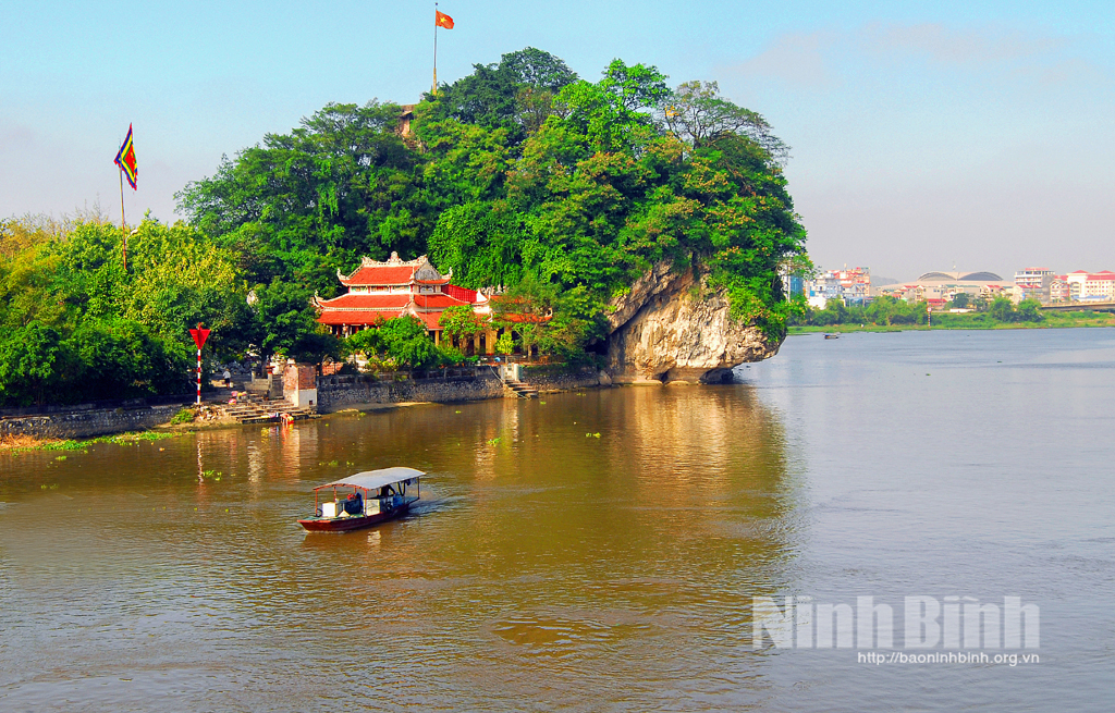 Thuy Mountain and Van river.