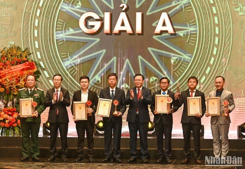 National Assembly Chairman Vuong Dinh Hue (fourth from right) and Permanent member of the Party Central Committee's Secretariat Vo Van Thuong (second from left) presents Prize A to winners. (Photo: NDO)