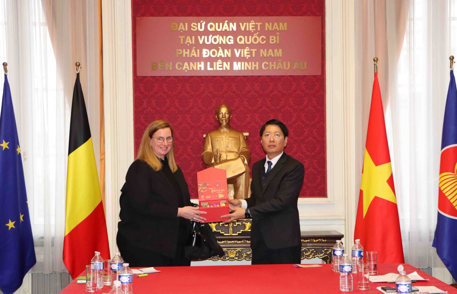 Vice Chairman of the Ninh Binh Provincial People's Committee Tran Song Tung presented sourvernir to Mrs Belinda Serkeyn, a representative of the Belgian-based exhibition organiser Fisa.