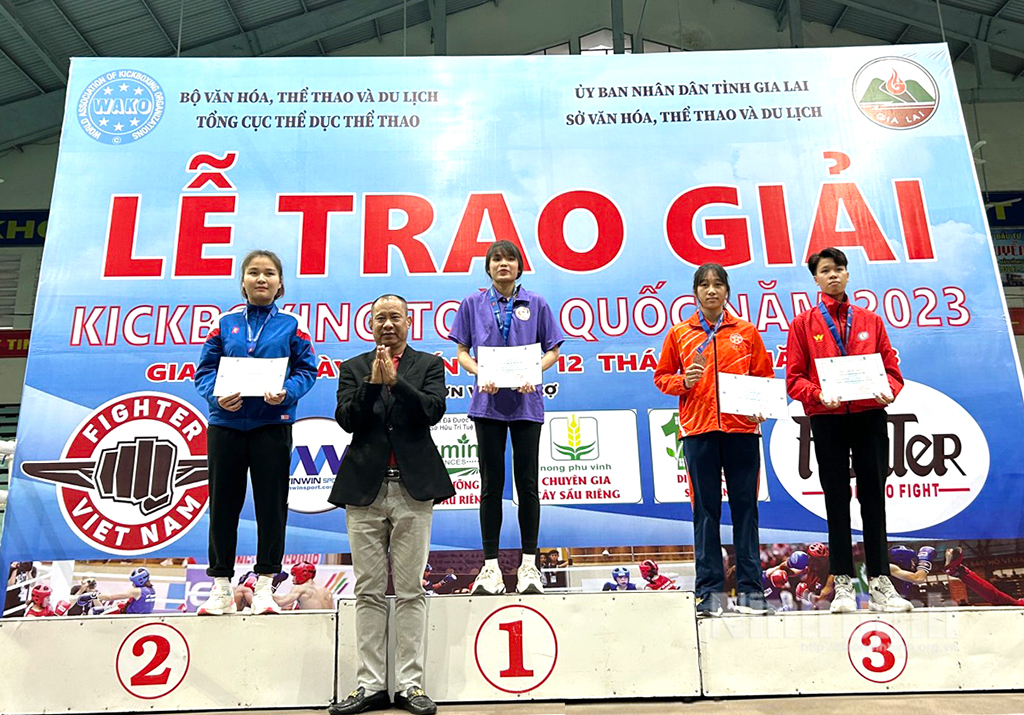 Kickboxer Nguyen Thi Thu Ha win gold medal in the 48 kilogram-woman's full contact category.