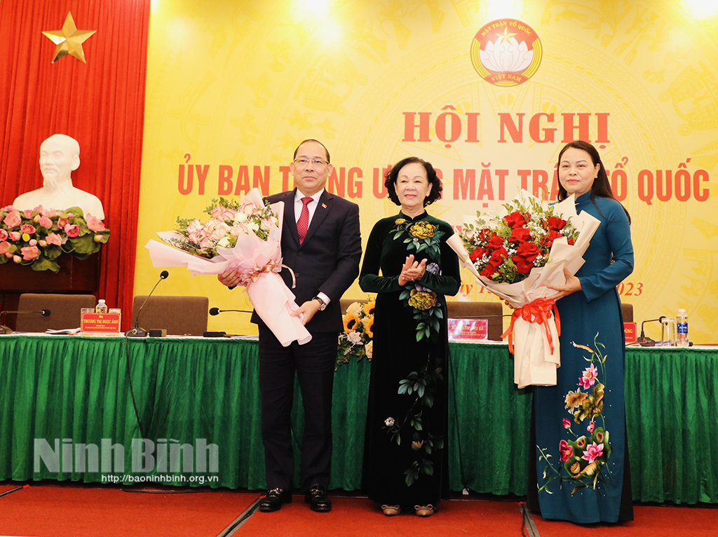 Truong Thi Mai congratulates Nguyen Thi Thu Ha (centre) and Hoang Cong Thuy (left) on their appointments as Vice Presidents of the VFF Central Committee.