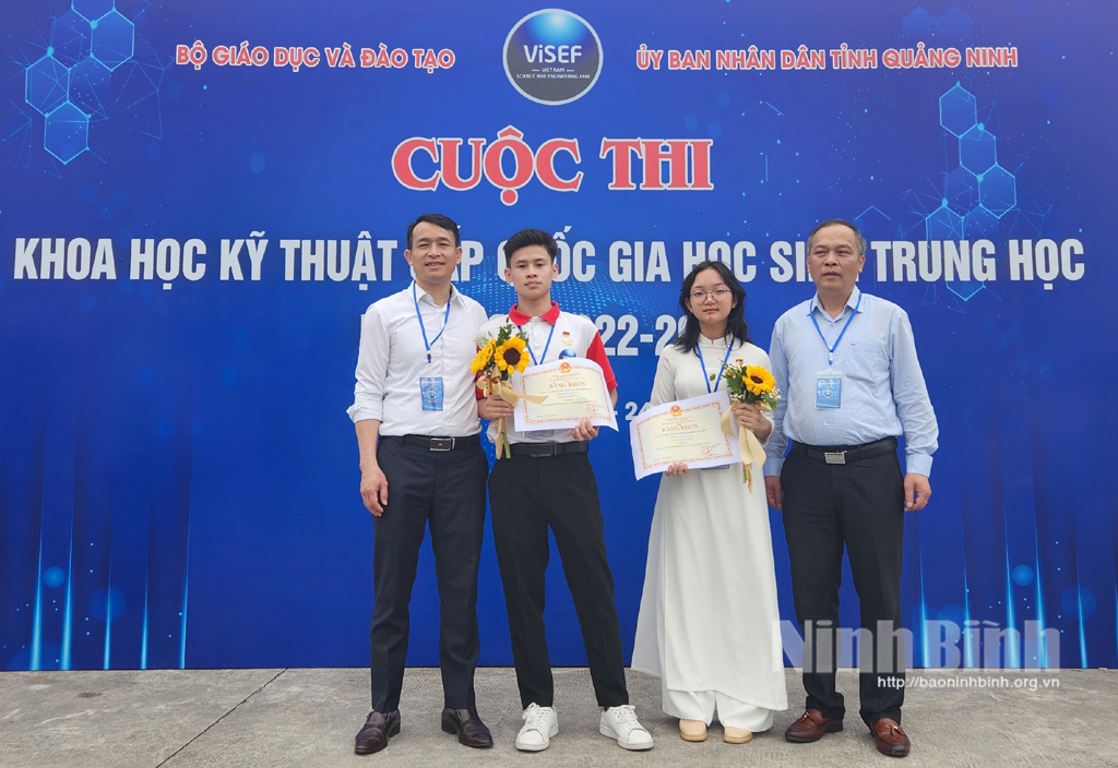 Các tác giả của Dự án nhận Bằng khen của Bộ Giáo dục và Đào tạo tại Cuộc thi KHKT quốc gia.