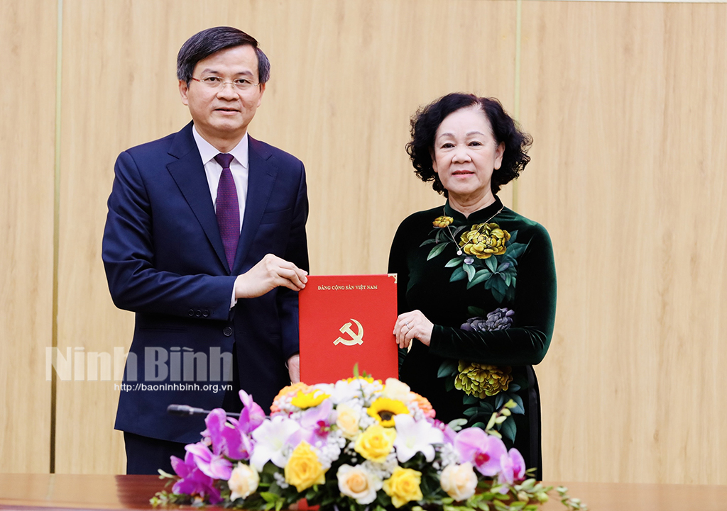 Politburo member, Permanent member of the Party Central Committee's Secretariat and Chairwoman of the Party Central Committee's Organisation Commission Truong Thi Mai hands over Decision to Doan Minh Huan.