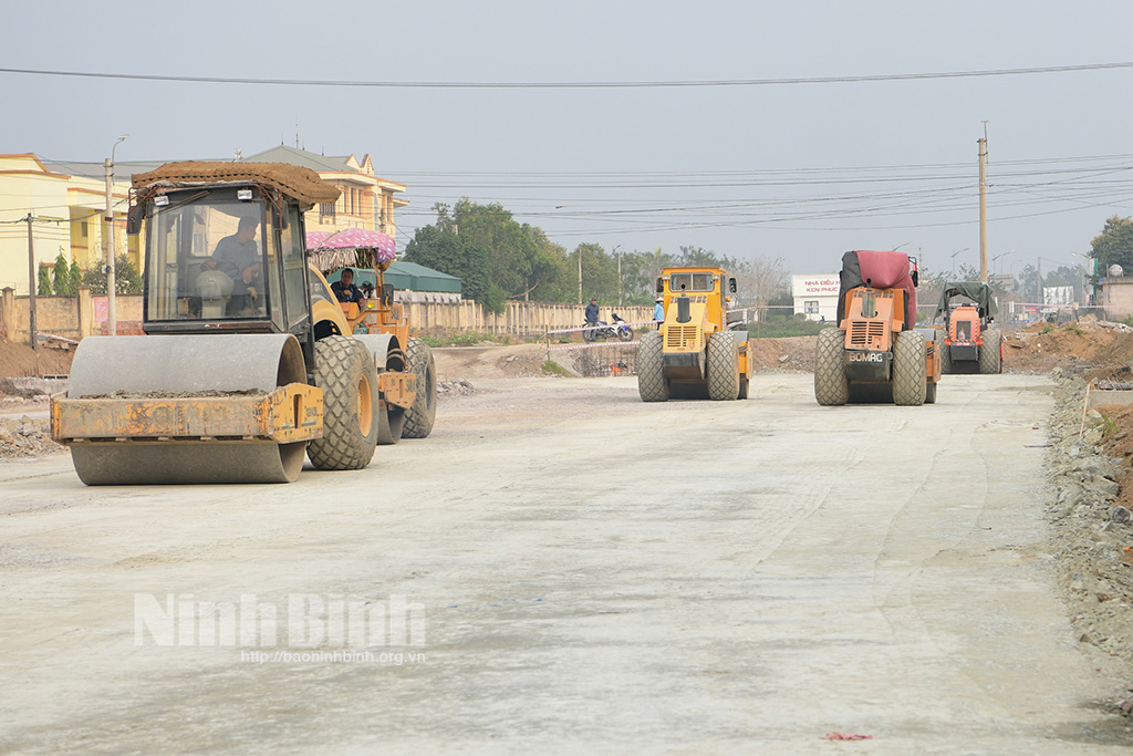 Chairman of provincial Peoples Committee inspects progress of projects in Ninh Binh city