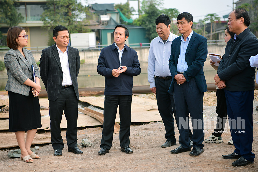 Chairman of Ninh Binh provincial people's committee Pham Quang Ngoc inspects construction of Van bridge and an access road on the western side.