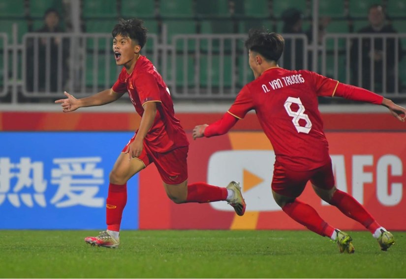 Vietnam have gone top of Group B after a late goal from Nguyen Van Truong secured a 2-1 win over Qatar in their second match of the Asian Football Confederation U20 Asian Cup on March 4 night.