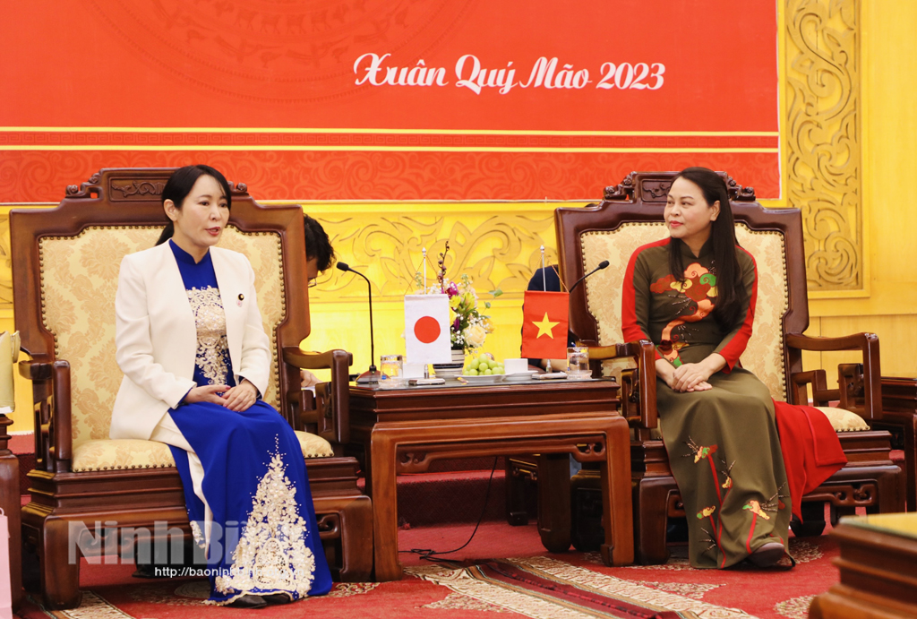 Secretary of the Party Committee of the northern province of Ninh Binh Nguyen Thi Thu Ha on March 5 receives Mori Masako, Special Advisor to the Japan Prime Minister.