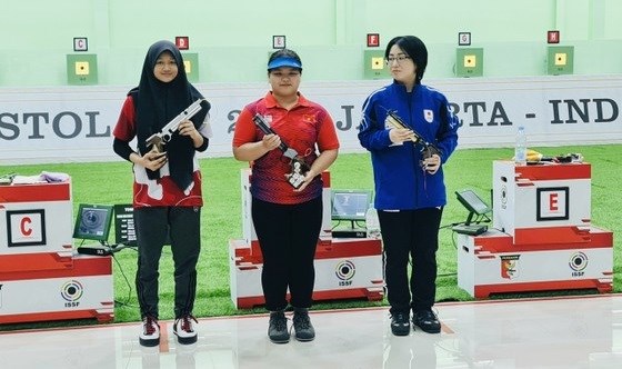 Nguyen Thuy Trang (C) wins gold medal at women's 10m air pistol event