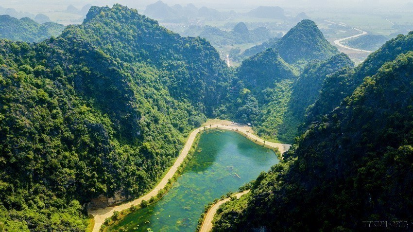 Tam Coc Bich Dong tourist area Ha Long Bay on land