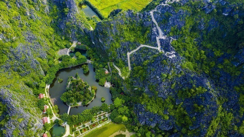 Tam Coc Bich Dong tourist area Ha Long Bay on land