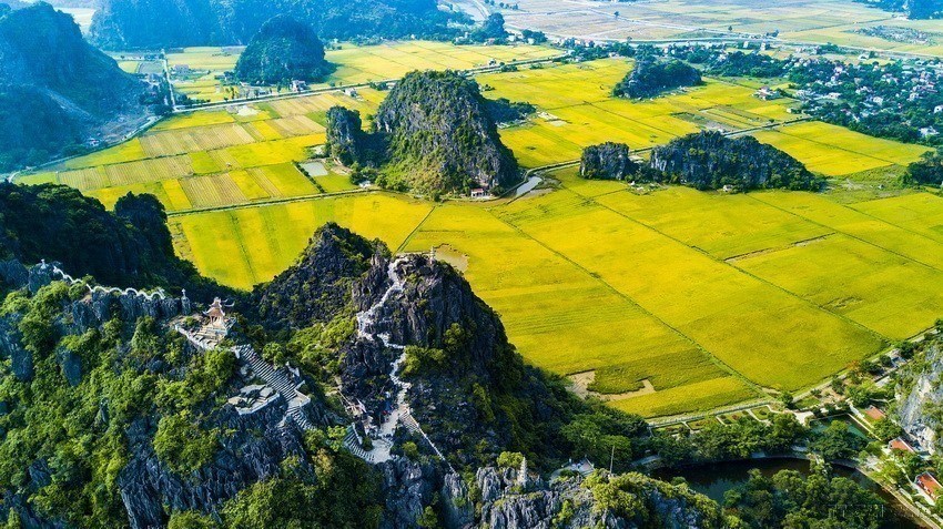 Tam Coc Bich Dong tourist area Ha Long Bay on land
