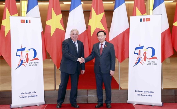 National Assembly Chairman Vuong Dinh Hue (R) and President of the French Senate Gérard Larcher in Hanoi in 2022 (Photo: VNA)