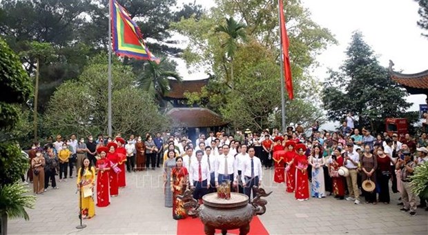 A ceremony is held in the northern mid-land province of Phu Tho on April 25 to commemorate the legendary ancestors of Vietnam, Father Lac Long Quan and Mother Au Co. (Photo: VNA)