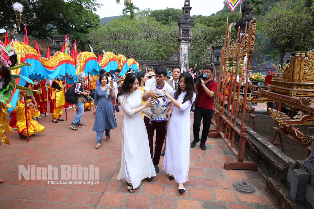 Water processions Hoa Lu Festival 2023 held