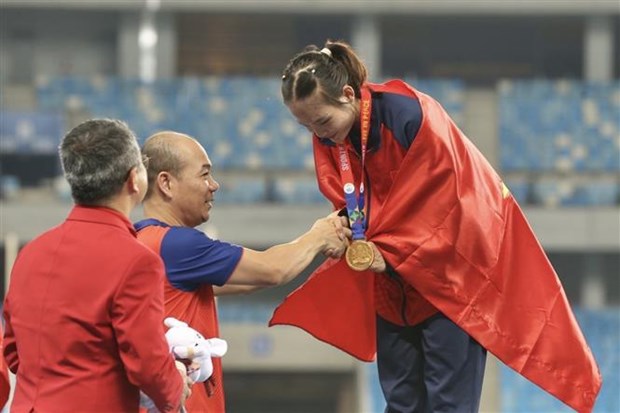 Runner Nguyen Thi Thu Ha receives the gold medal in the women's 800m race at the 32nd SEA Games on May 11. (Photo: VNA)